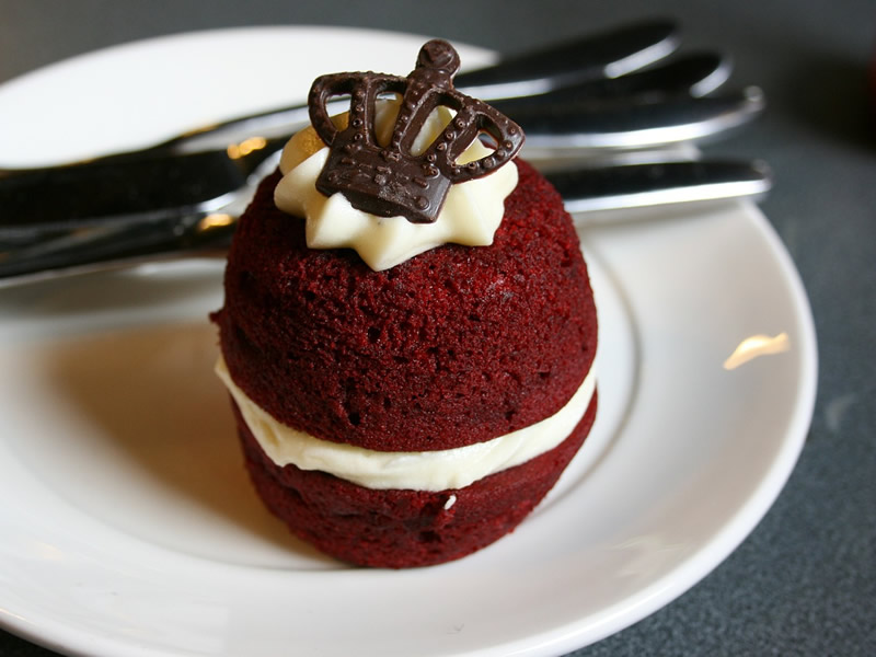 A luxurious black & white chocolate cupcake
