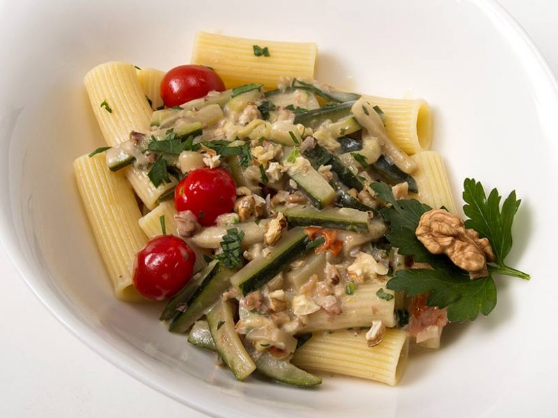 Zucchinipasta mit Gorgonzola-Nuss-Soße Ihre-Rezepte.de | 100.000 beste ...