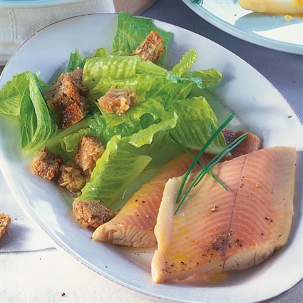 Forellensalat mit Croûtons
