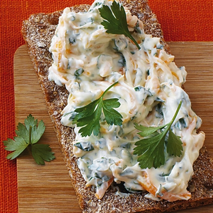 Angemachter Frischkäse mit Knäckebrot