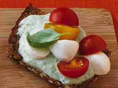 Tomatenbrot mit Basilikumcreme