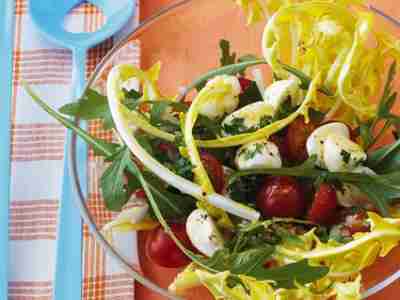 Löwenzahn mit Mozzarella und Kirschtomaten