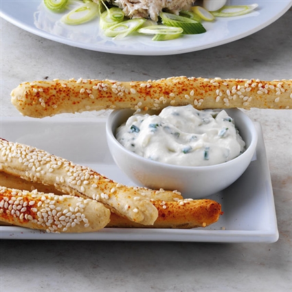 Sesamgrissini mit Schnittlauchdip