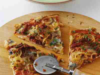 Zwiebel-Pizza mit Edelpilzkäse