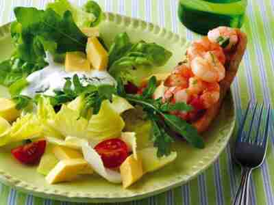 Bunter Salat mit Eierrauten und Garnelen-Crostini