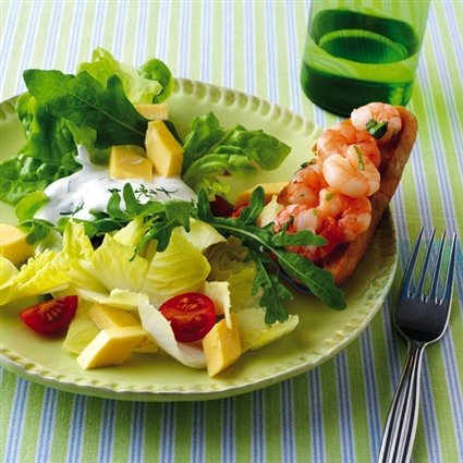 Bunter Salat mit Eierrauten und Garnelen-Crostini