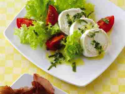 Ziegenkäse mit Kräutersauce