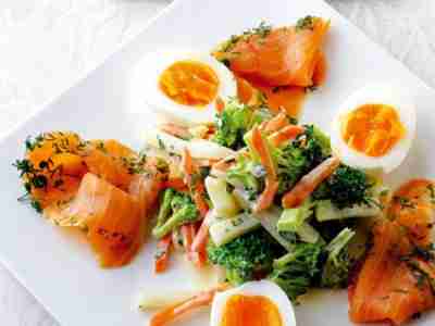 Russischer Salat mit Ei und Lachs