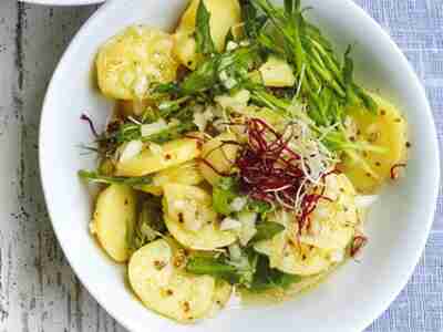Grüner Kartoffelsalat mit Sprossen