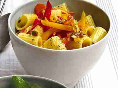 Nudel-Paprika-Salat mit Sardellen