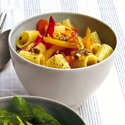 Nudel-Paprika-Salat mit Sardellen