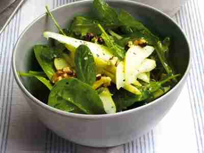 Spinat-Rucola-Salat mit Walnüssen und Birnen