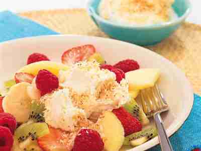 Tropischer Obstsalat mit Kokossahne