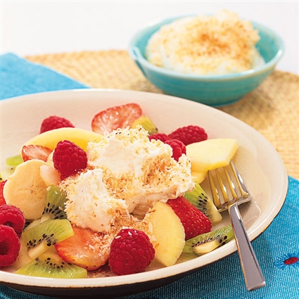 Tropischer Obstsalat mit Kokossahne