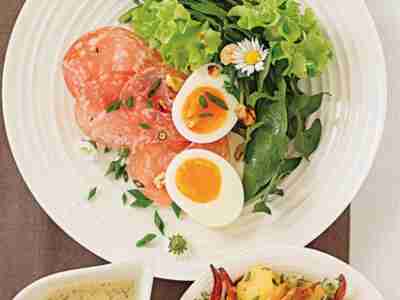 Löwenzahnsalat mit Nüssen und Salami