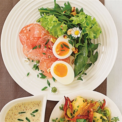 Löwenzahnsalat mit Nüssen und Salami