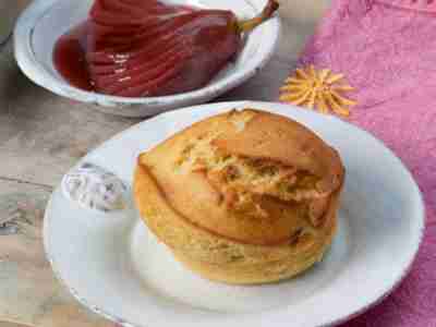 Käseflan mit Rotweinbirnen