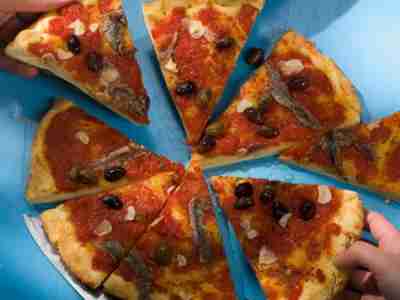 Tomatenfladen mit Sardellen und Oliven