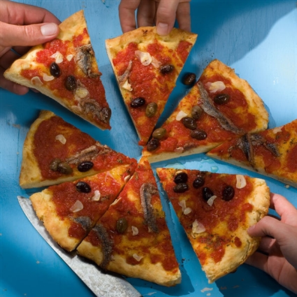 Tomatenfladen mit Sardellen und Oliven