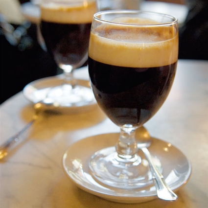 Schokoladenkaffee mit Sahnehaube