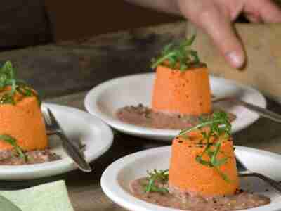 Paprikaflans mit Sardellensauce