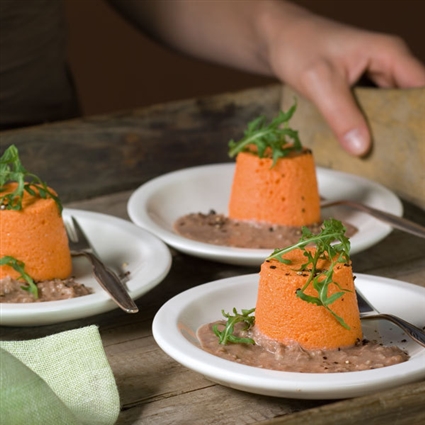 Paprikaflans mit Sardellensauce