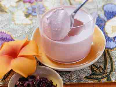 Panna cotta mit Hibiskus und Acerolakirsche