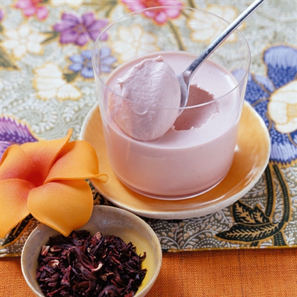 Panna cotta mit Hibiskus und Acerolakirsche