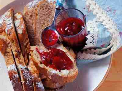 Dinkel-Frühstückszopf mit Rosinen und Mandeln