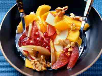 Obstsalat mit Walnüssen und Leinöl