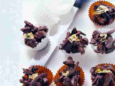Dörrobst-Praline mit Schokolade und Blattgold