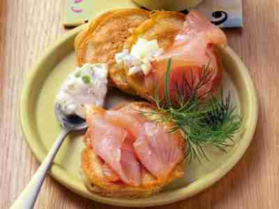 Buchweizenpfannkuchen mit Räucherlachs