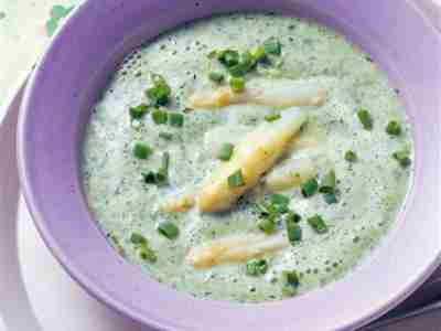 Frühlingskräutersuppe mit Spargel und Leinsamen
