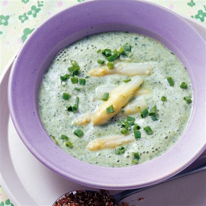 Frühlingskräutersuppe mit Spargel und Leinsamen