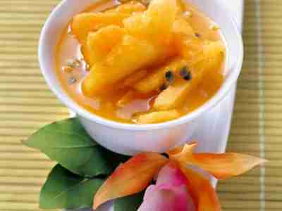 Ananasgrütze mit Maracuja, Papaya und Lorbeer