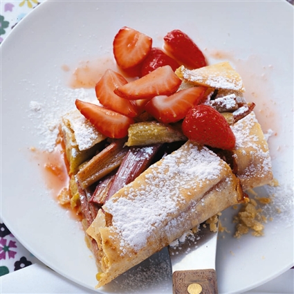 Rhabarberstrudel mit marinierten Erdbeeren