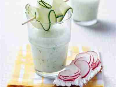 Gurken-Kefir-Drink mit Radieschenbrot