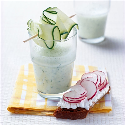 Gurken-Kefir-Drink mit Radieschenbrot