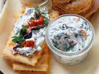 Rucola-Frischkäse mit getrockneten Tomaten und Oliven