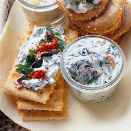 Rucola-Frischkäse mit getrockneten Tomaten und Oliven