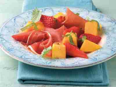 Erdbeer-Mango-Salat mit Schinken