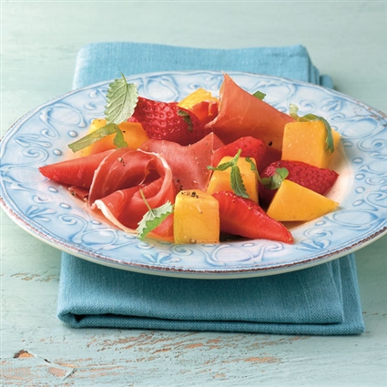 Erdbeer-Mango-Salat mit Schinken
