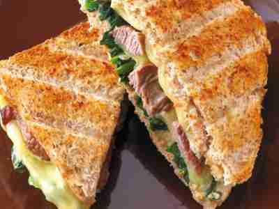 Spinat-Toast mit Lammfilet