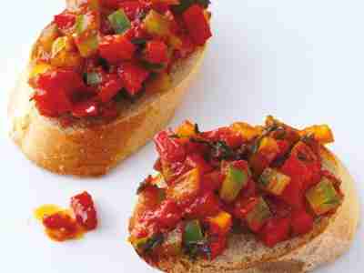 Bunte Paprika-Crostini