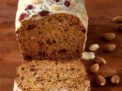 Honigkuchen mit Mandeln, Datteln und Preiselbeeren