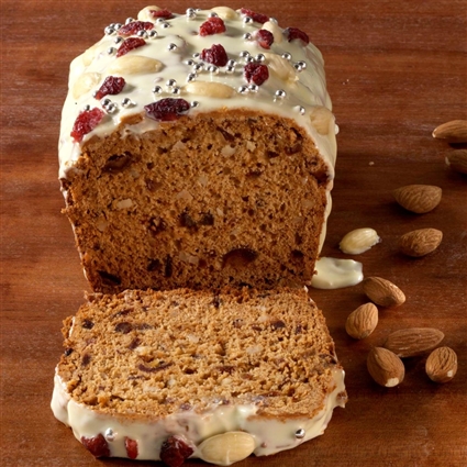 Honigkuchen mit Mandeln, Datteln und Preiselbeeren