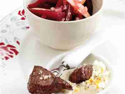 Fondue bourguignonne mit rote Beete und Meerrettich-Dip