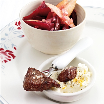 Fondue bourguignonne mit rote Beete und Meerrettich-Dip