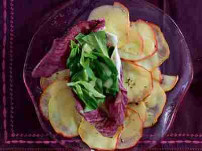 Blattsalat mit gebratenen Apfelspalten