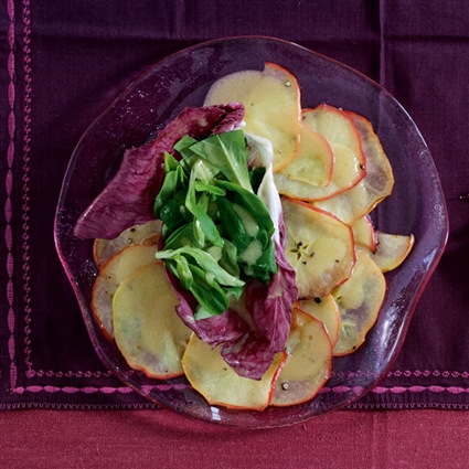 Blattsalat mit gebratenen Apfelspalten
